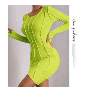 Dettaglio dell'abito in maglia a coste verde fluo con cuciture esterne decorative