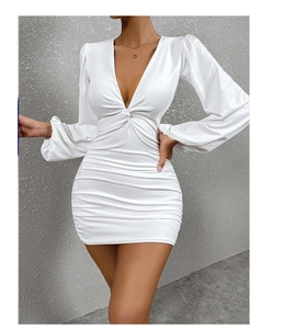 Détail du décolleté plongeant en V et de la taille torsadée élégante sur une robe en satin blanc