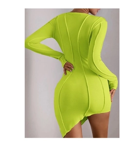 Dettaglio dell'abito in maglia verde fluo con cuciture a vista e orlo asimmetrico