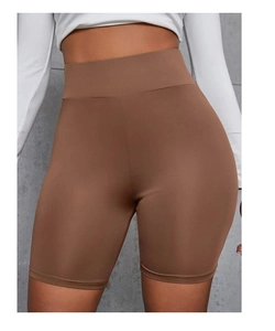 Detailansicht der braunen, nahtlosen Radlerhose mit hoher Taille und elastischer Passform