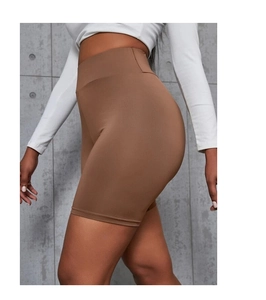 Seitenansicht brauner Yoga-Shorts mit hoher Taille und nahtlosem Bauchweg-Effekt