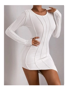 Dettaglio dell'abito bianco in maglia a costine con cuciture esterne decorative