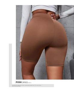 Rückansicht von karamellbraunen Yoga-Shorts mit hoher Taille und nahtloser Kompression