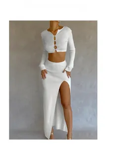 Détail de l'ensemble tricoté blanc avec haut court boutonné et jupe à fente haute