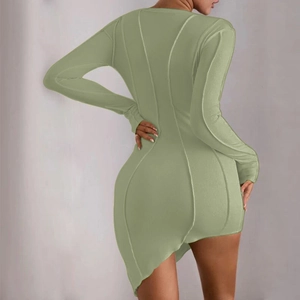 Vista posteriore di un mini abito in maglia a coste verde salvia con cuciture a contrasto