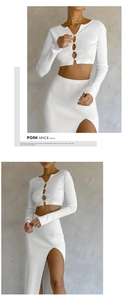 Détail de l'ensemble tricot blanc avec découpe circulaire et jupe longue à fente haute
