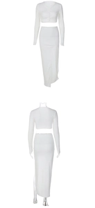 Détail d'un ensemble deux pièces en maille blanche avec jupe fendue et haut court boutonné