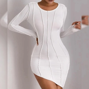 Abito aderente bianco in maglia a coste con maniche lunghe e orlo irregolare da donna