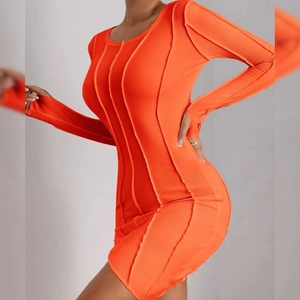 Abito corto in maglia arancione a maniche lunghe con cuciture a vista aderente