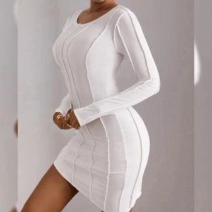Abito corto bianco a maniche lunghe in maglia a coste con cuciture decorative sottili