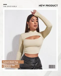 Dettaglio del top in maglia a costine slim fit con cut-out sul petto e collo alto beige