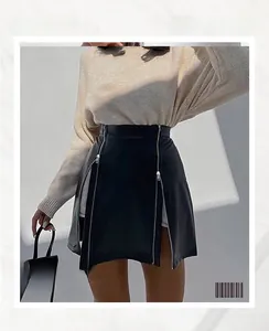 Détail d'une mini-jupe noire en cuir PU à taille haute et doubles zips argentés