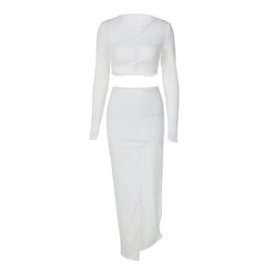 Ensemble élégant deux pièces en maille blanche avec haut court et jupe longue fendue latérale