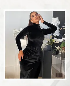 Détail de la robe longue en velours noir avec col montant et fronces latérales