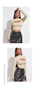 Dettaglio del crop top in maglia a coste beige con taglio sul petto e stile a collo alto
