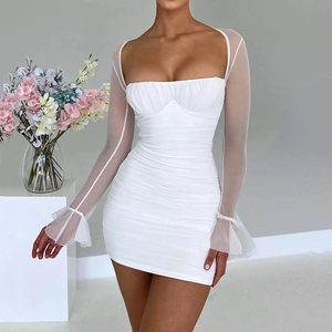 Mini-robe moulante blanche sexy avec détails froncés, manches en résille et coupe slim chic