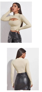 Vista dettagliata del tessuto a coste e del design con intaglio su un crop top beige