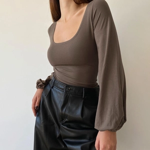 Slim fit brown long sleeve T-shirt with U-neck, lantern sleeves and pleated waist design