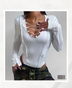 Détail d'un body blanc côtelé avec décolleté en V à lacets et manches longues slim