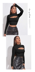 Dettaglio del crop top nero con tessuto a costine, collo alto e ritaglio sul petto
