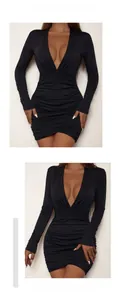 Dettaglio elegante abito corto nero con scollo a V profondo e maniche lunghe arricciate