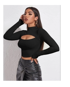 Dettaglio della maglia a maniche lunghe con scollo cut-out e trama a costine