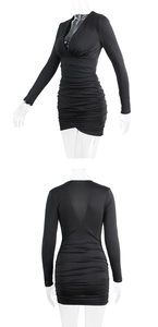 Dettagli dell'elegante abito corto nero con scollo a V e design arricciato aderente