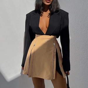 Mini-jupe en PU kaki à taille haute avec zips multiples et blazer noir cintré chic