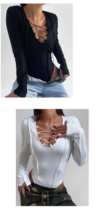 Détail d'un body à manches longues côtelé avec col en V lacé sexy et tissu en maille ajusté