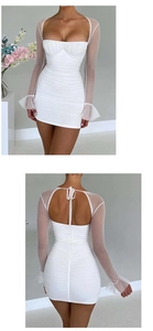 Détail d'une robe courte froncée blanche avec manches en résille et dos ouvert sexy