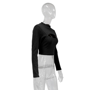 Dettaglio del design con apertura sul collo e trama in maglia a coste del crop top nero