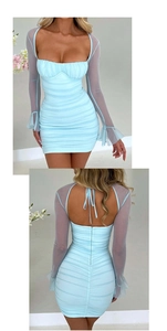 Détail de robe moulante froncée bleu clair avec manches en maille et dos nu à nouer