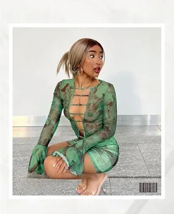 Dettaglio dell'abito in rete tie-dye verde con lacci sul petto e stampe di angeli
