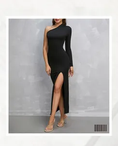 Dettaglio del design monospalla e dello spacco alto su questo abito lungo nero aderente