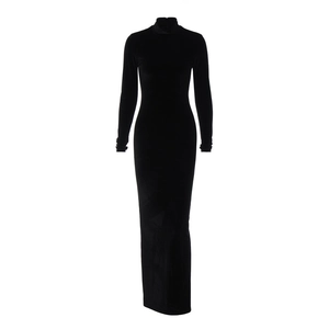 Robe longue élégante en velours noir à manches longues avec col roulé et coupe ajustée