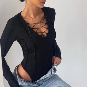Body noir ajusté en maille côtelée avec col en V profond et lacets sur le devant en jean