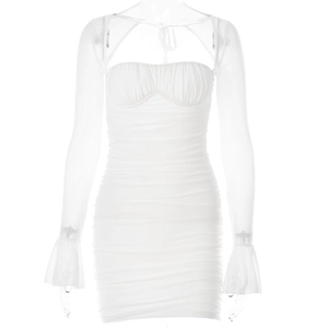 Robe courte blanche en mesh froncé avec manches longues et poignets évasés