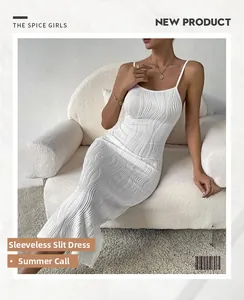 Détail d'une robe moulante blanche avec plis ondulés verticaux et fente latérale chic