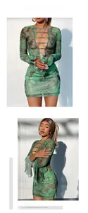 Dettaglio di abito in rete stampa marmo verde con tagli sexy e maniche lunghe sul modello