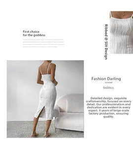 Détail d'une robe midi en maille côtelée blanche avec fines bretelles et fente au dos