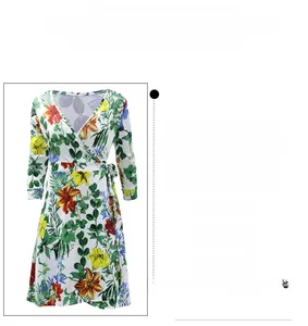 Detail eines geblümten Wickelkleids mit V-Ausschnitt und bunten böhmischen Blumenmustern