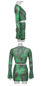 Dettaglio completo del set a due pezzi in mesh verde con stampe astratte e maniche svasate