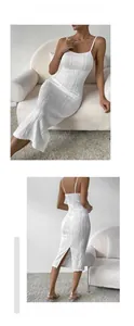 Détail de la robe mi-longue blanche avec texture 3D ondulée et fente au dos