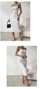 Gros plan montrant la texture ondulée unique de cette robe midi blanche dos nu chic