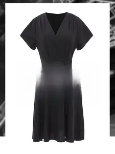 Détail de l'encolure en V croisée et de la ceinture réglable sur cette robe d'été noire