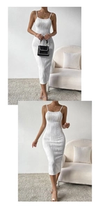Détail de la robe midi blanche avec texture ondulée et fines bretelles spaghetti