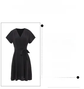 Détail de robe noire à col en V avec ceinture nouée à la taille et coupe trapèze fluide
