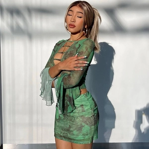 Abito sexy in mesh tie-dye verde con maniche lunghe, ritaglio e gonna attillata