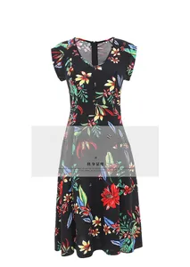 Détail d'une robe fleurie avec col rond et coupe cintrée mettant en valeur la taille affinée