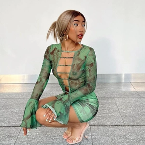 Abito sexy in mesh verde con stampa angelo vintage, cut-out frontale e maniche a campana